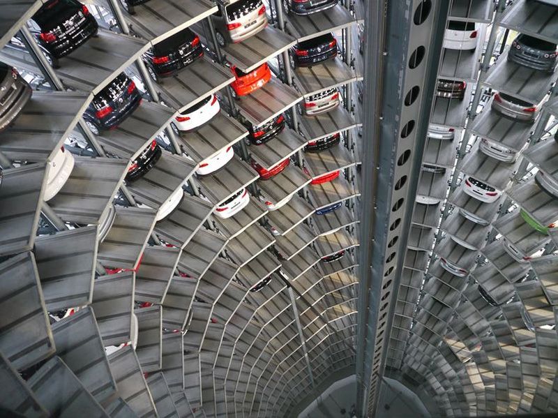 Автомобильные башни-парковки в Германии (9 фото)
