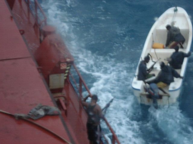 Как сомалийские пираты получают выкуп за похищенные судна (10 фото)