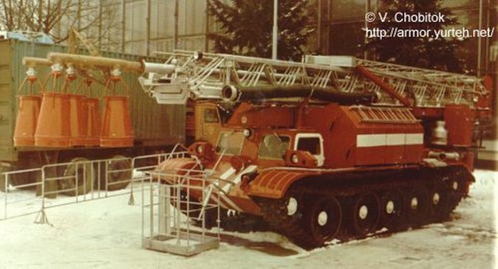 Пожарная техника на базе военной техники и танков (24 фото)