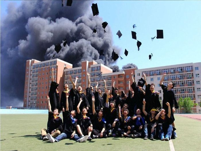 Китайские студенты отметили окончание университета в клубах дыма (5 фото)