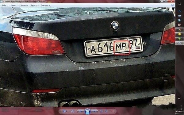 Что необычного в парковке этого BMW с номерами АМР 97? (2 фото)