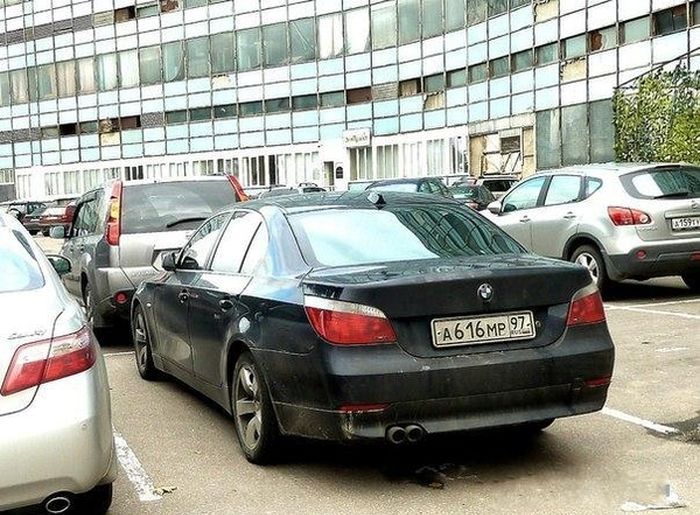Что необычного в парковке этого BMW с номерами АМР 97? (2 фото)