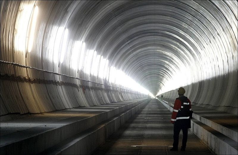 Новый тоннель сделает сен-готардскую железнодорожную линию из Цюриха и Люцерны на юг в кантон Тичино и Италию скоростной. (REUTERS/Arnd Wiegmann)