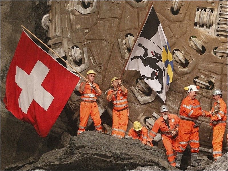 Управляет проектом Новой альпийской транспортной линии NEAT компания AlpTransit Gotthard AG, в строительстве участвовали в числе цементный концерн Holcim, поставщик изоляционных материалов Sika, строительный конгломерат Implenia. (REUTERS/Christian Hartmann)