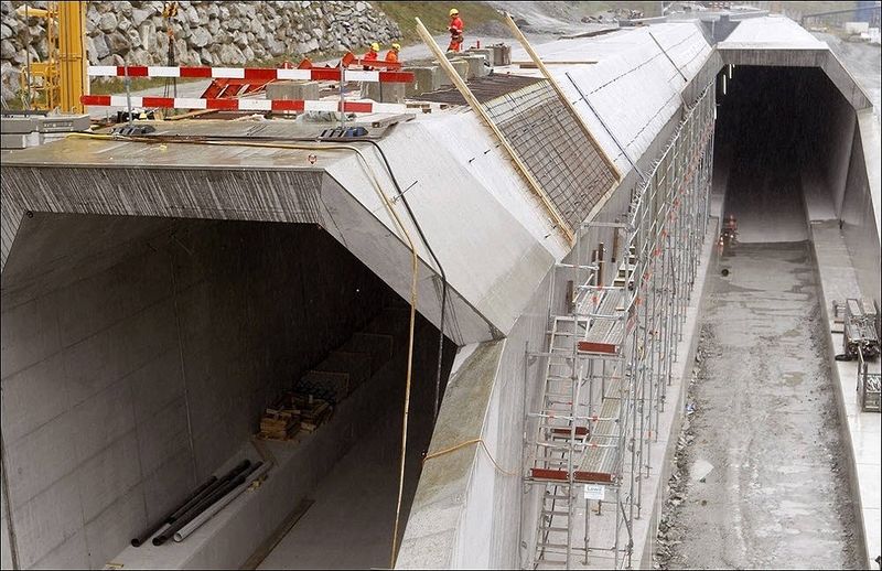 Когда туннель будет введен в эксплуатацию, а его запуск запланирован на 2017 год, поездка по маршруту Цюрих — Лугано должна составить 100 минут, из Цюриха в Милан можно будет доехать за 2 часа 40 мин, по сравнению с нынешними почти четырьмя часами. Скорость поездов в тоннеле будет достигать 250 км/ч, а ходить по нему будут до 300 экспрессов в сутки. На фото: рабочие готовят к заливке цемент на северном выходе туннеля 5 октября. (REUTERS/Arnd Wiegmann)