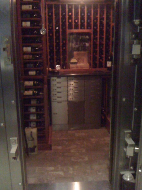  Необычное хранилище для очень дорогого вина (4 фото)
