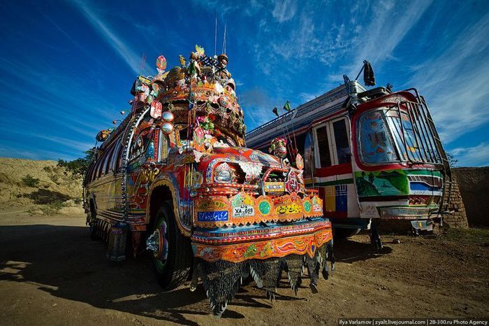 Необычные автобусы и грузовики Пакистана (40 фото)